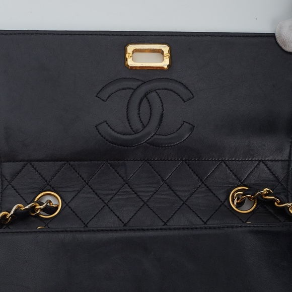 CHANEL VINTAGE LAMBSKIN BLACK TRAPEZOID FLAP BAG MEDIUM (CIRCA 1990) - Picture 5 of 11